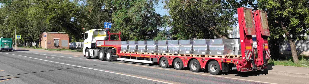 Транспортировка бетонного бордюра