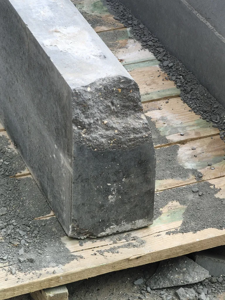 Повреждённый бетонный бордюр