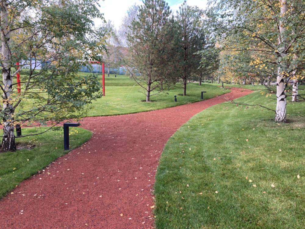 Металлический бордюр в сквере